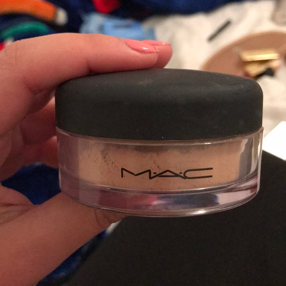 mac loose powder foundation